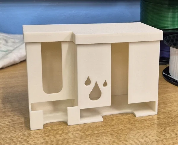 popisek Zásobník pro menstruční potřeby vytištený v 3D tiskárně